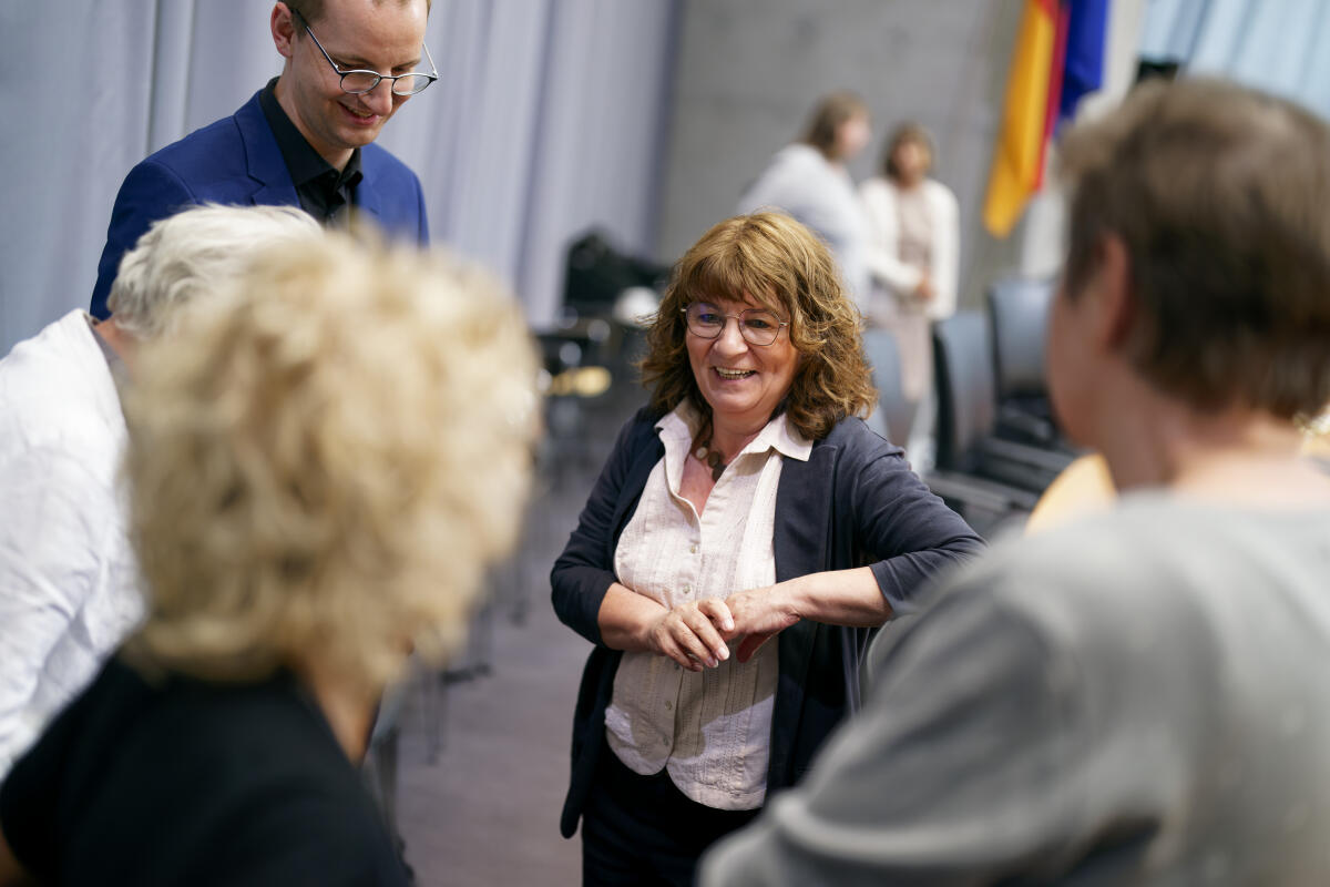 Ausschussvorsitzende Martina Stamm-Fibich, SPD, MdB, (2. von rechts), bei der öffentlichen Sitzung des Petitionsausschusses zum Tagesordnungspunkt der Finanzierung der ambulanten und stationären Weiterbildung von Psychotherapeutinnen und Psychotherapeuten. Stamm-Fibich, Martina Ausschussvorsitzende Martina Stamm-Fibich, SPD, MdB, (2. von rechts), bei der öffentlichen Sitzung des Petitionsausschusses zum Tagesordnungspunkt der Finanzierung der ambulanten und stationären Weiterbildung von Psychotherapeutinnen und Psychotherapeuten.