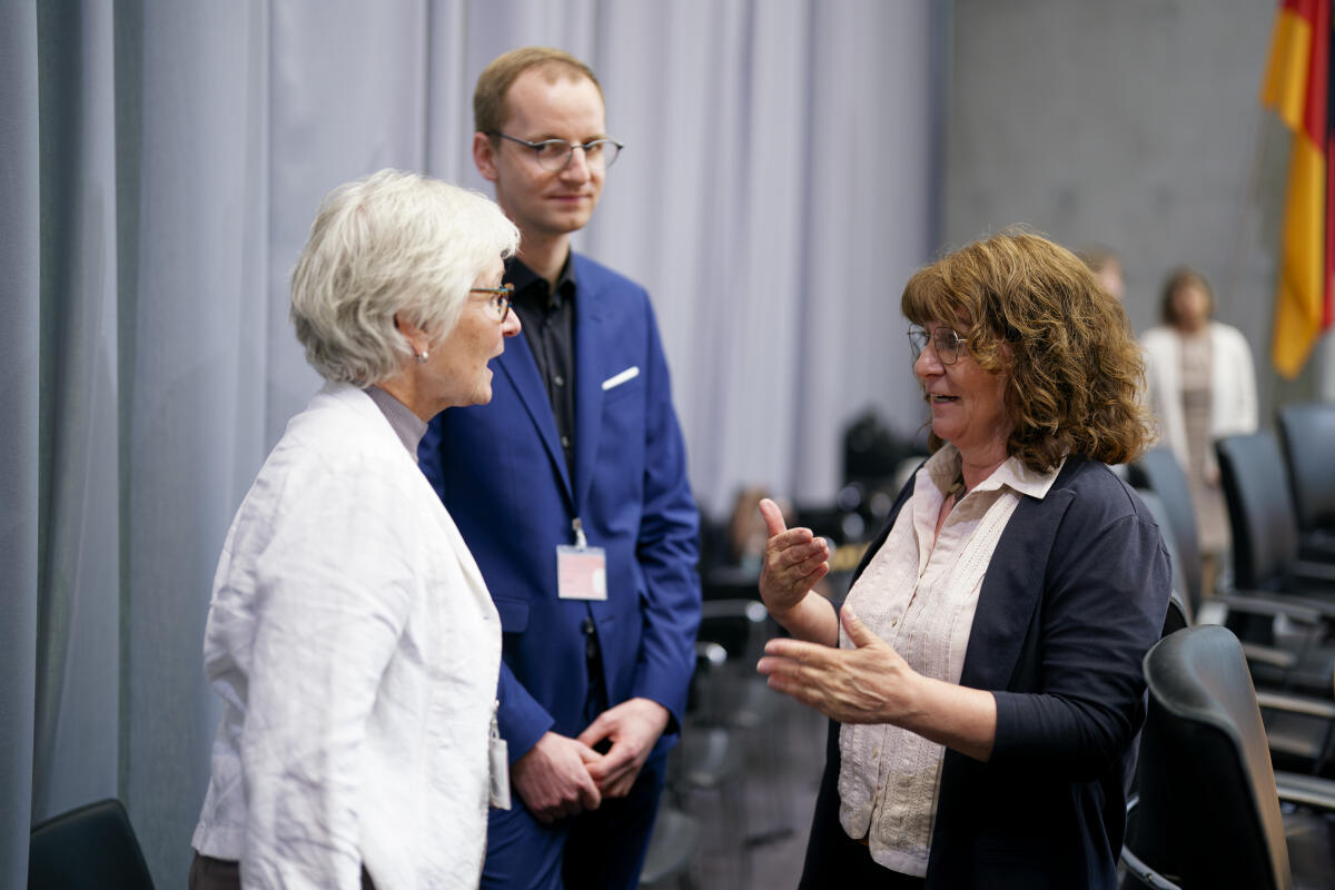 Ausschussvorsitzende Martina Stamm-Fibich, SPD , MdB, (rechts), im Gespräch mit Felix Kiunke, Petent, Psychologie-Student, (Mitte), und Andrea Benecke, Leiterin der Ausbildungsambulanz für psychologische Psychotherapie an der Universität Mainz, (links), bei der öffentlichen Sitzung des Petitionsausschusses zum Tagesordnungspunkt der Finanzierung der ambulanten und stationären Weiterbildung von Psychotherapeutinnen und Psychotherapeuten. Stamm-Fibich, Martina; Kiunke, Felix; Benecke, Andrea Ausschussvorsitzende Martina Stamm-Fibich, SPD , MdB, (rechts), im Gespräch mit Felix Kiunke, Petent, Psychologie-Student, (Mitte), und Andrea Benecke, Leiterin der Ausbildungsambulanz für psychologische Psychotherapie an der Universität Mainz, (links), bei der öffentlichen Sitzung des Petitionsausschusses zum Tagesordnungspunkt der Finanzierung der ambulanten und stationären Weiterbildung von Psychotherapeutinnen und Psychotherapeuten.