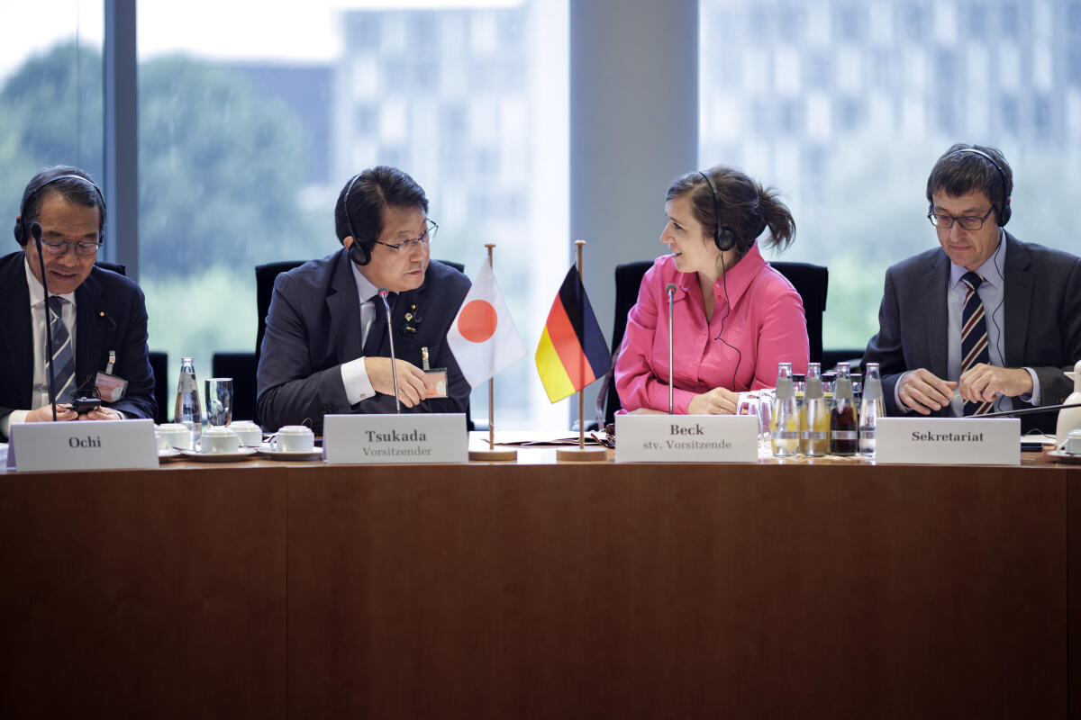 Gespräch des Finanzausschusses unter Leitung der stellvertretenden Vorsitzenden Katharina Beck, Bündnis 90/Die Grünen, MdB, mit Mitgliedern des Ausschusses für Finanzen und Währungsangelegenheiten des japanischen Repräsentantenhauses. Beck, Katharina Gespräch des Finanzausschusses unter Leitung der stellvertretenden Vorsitzenden Katharina Beck, Bündnis 90/Die Grünen, MdB, mit Mitgliedern des Ausschusses für Finanzen und Währungsangelegenheiten des japanischen Repräsentantenhauses.
