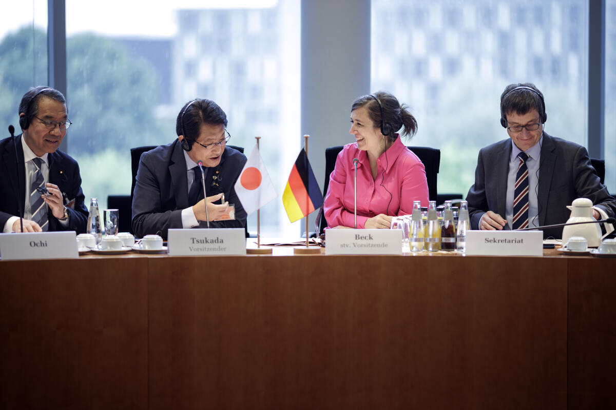 Gespräch des Finanzausschusses unter Leitung der stellvertretenden Vorsitzenden Katharina Beck, Bündnis 90/Die Grünen, MdB, mit Mitgliedern des Ausschusses für Finanzen und Währungsangelegenheiten des japanischen Repräsentantenhauses. Beck, Katharina Gespräch des Finanzausschusses unter Leitung der stellvertretenden Vorsitzenden Katharina Beck, Bündnis 90/Die Grünen, MdB, mit Mitgliedern des Ausschusses für Finanzen und Währungsangelegenheiten des japanischen Repräsentantenhauses.