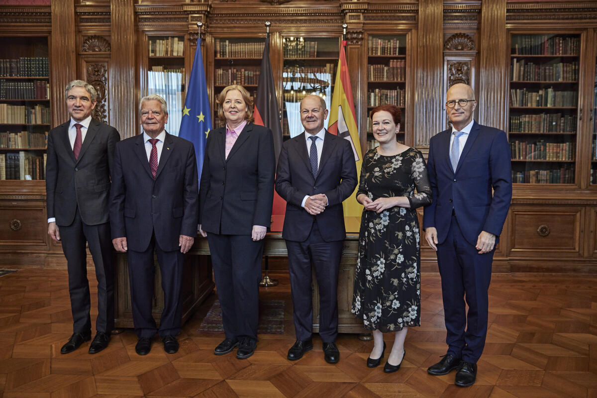 Bas, Bärbel; Scholz, Olaf; Tschentscher, Peter Feierstunde aus Anlass des 75. Jahrestages der konstituierenden Sitzung des Parlamentarischen Rates im Museum Koenig Bonn. Gruppenfoto (vlnr): Präsident des Bundesverfassungsgerichts Prof. Dr. Stephan Harbarth, Bundespräsident a. D. Dr. Joachim Gauck, Bundestagspräsidentin Bärbel Bas, SPD, MdB, Bundeskanzler Olaf Scholz, SPD, MdB, Oberbürgermeisterin der Bundesstadt Bonn, Katja Dörner, und Bundesratspräsident Dr. Peter Tschentscher.