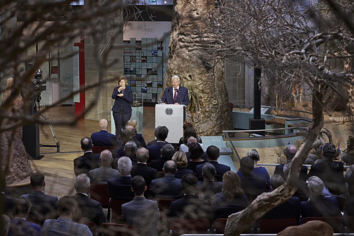 Feierstunde aus Anlass des 75. Jahrestages der konstituierenden Sitzung des Parlamentarischen Rates im Museum Koenig Bonn. Hier Bundespräsidenten a. D. Dr. Joachim Gauck (r) während der Festrede Feierstunde aus Anlass des 75. Jahrestages der konstituierenden Sitzung des Parlamentarischen Rates im Museum Koenig Bonn. Hier Bundespräsidenten a. D. Dr. Joachim Gauck (r) während der Festrede