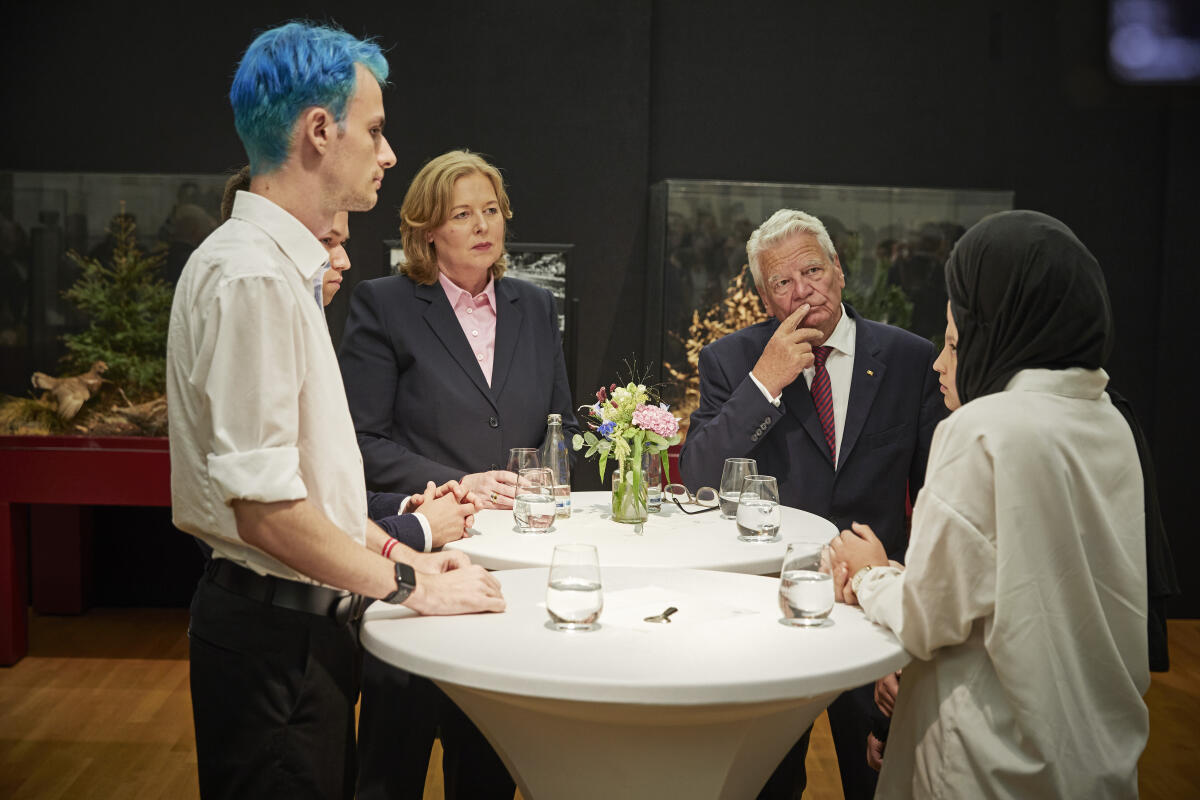 Feierstunde aus Anlass des 75. Jahrestages der konstituierenden Sitzung des Parlamentarischen Rates im Museum Koenig Bonn. Hier Bundestagspräsidentin Bärbel Bas, SPD, MdB, (2vl) und Festredner Bundespräsident a. D. Dr. Joachim Gauck (3vr) im Gespräch mit Jugendlichen vom Workshop in Kooperation mit dem Haus der Geschichte in Bonn „Die Freiheit, ich zu sein! Was das Grundgesetz mit mir zu tun hat“. Bas, Bärbel Feierstunde aus Anlass des 75. Jahrestages der konstituierenden Sitzung des Parlamentarischen Rates im Museum Koenig Bonn. Hier Bundestagspräsidentin Bärbel Bas, SPD, MdB, (2vl) und Festredner Bundespräsident a. D. Dr. Joachim Gauck (3vr) im Gespräch mit Jugendlichen vom Workshop in Kooperation mit dem Haus der Geschichte in Bonn „Die Freiheit, ich zu sein! Was das Grundgesetz mit mir zu tun hat“.