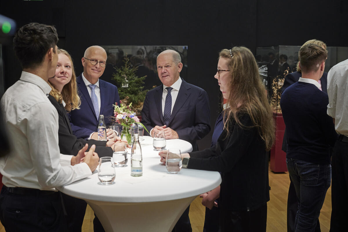 Tschentscher, Peter Feierstunde aus Anlass des 75. Jahrestages der konstituierenden Sitzung des Parlamentarischen Rates im Museum Koenig Bonn. Hier Bundesratspräsident Dr. Peter Tschentscher (3vl) und Bundeskanzler Olaf Scholz (4vl), SPD, MdB, im Gespräch mit Jugendlichen vom Workshop in Kooperation mit dem Haus der Geschichte in Bonn „Die Freiheit, ich zu sein! Was das Grundgesetz mit mir zu tun hat“.