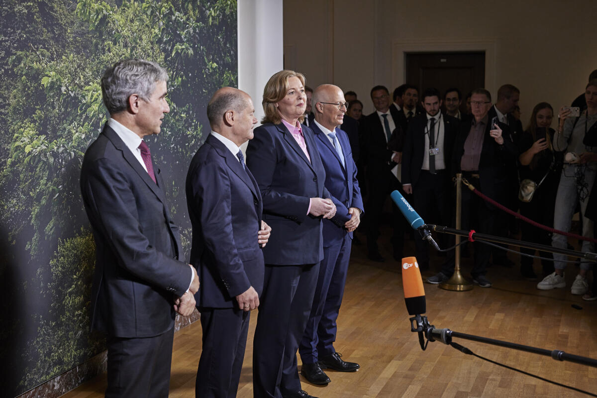 Bas, Bärbel; Scholz, Olaf; Tschentscher, Peter Feierstunde aus Anlass des 75. Jahrestages der konstituierenden Sitzung des Parlamentarischen Rates im Museum Koenig Bonn. Hier während der Pressestatements (vlnr) Präsident des Bundesverfassungsgerichts Prof. Dr. Stephan Harbarth, Bundeskanzler Olaf Scholz, SPD, MdB, Bundestagspräsidentin Bärbel Bas, SPD, MdB, und Bundesratspräsident Dr. Peter Tschentscher.