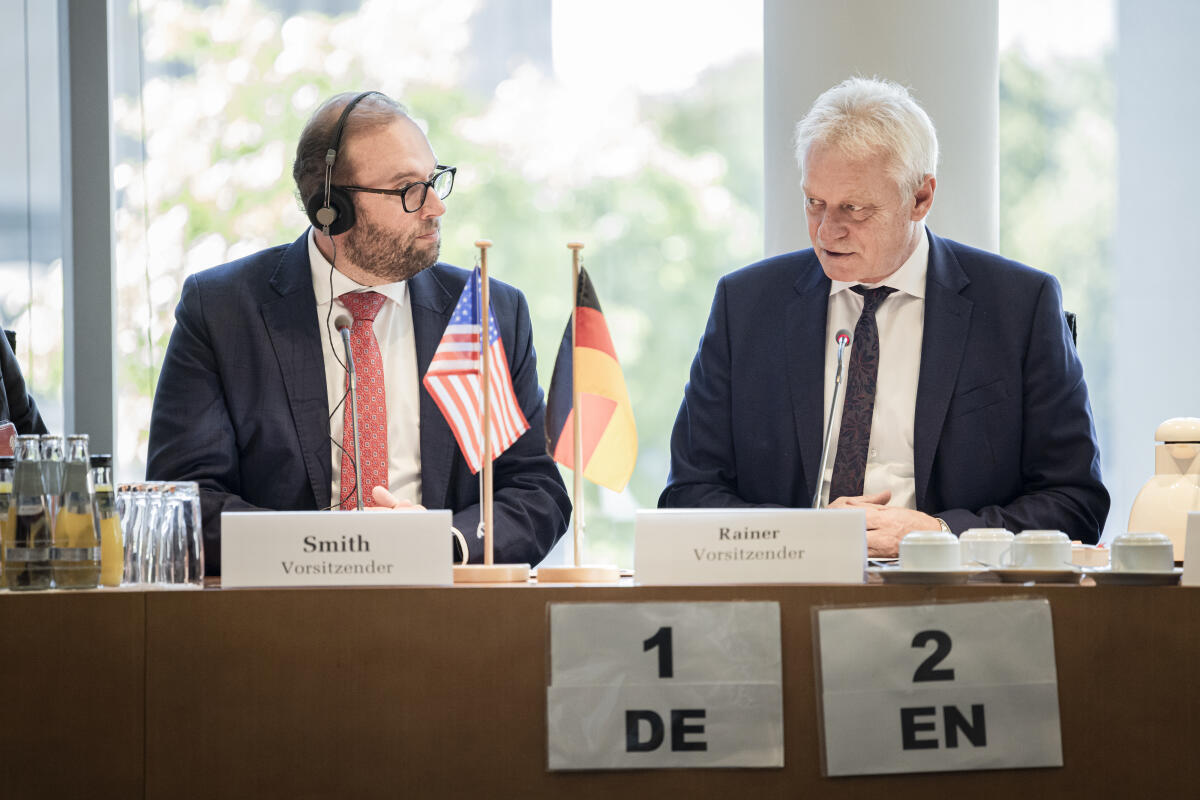 Besuch von Mitgliedern des "Ways and Means Committee" des amerikanischen Kongresses beim Finanzausschuss.; Hier (vlnr): Chairman Jason Smith; Vorsitzender des Finanzausschusses Alois Rainer, CDU/CSU, MdB Rainer, Alois Besuch von Mitgliedern des "Ways and Means Committee" des amerikanischen Kongresses beim Finanzausschuss.; Hier (vlnr): Chairman Jason Smith; Vorsitzender des Finanzausschusses Alois Rainer, CDU/CSU, MdB