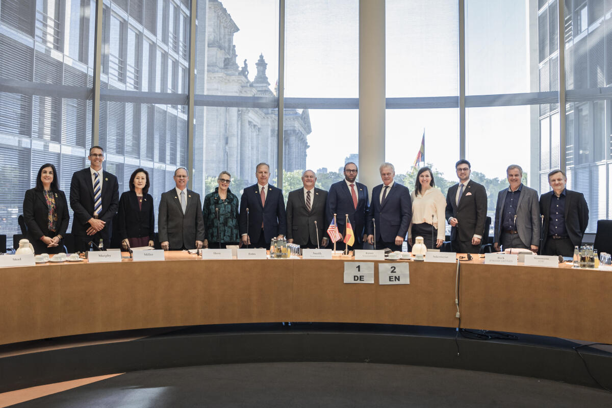 Besuch von Mitgliedern des "Ways and Means Committee" des amerikanischen Kongresses beim Finanzausschuss.; Gruppenbild (vlnr): Nicole Malliotakis; Randy Feenstra; Michelle Steel; Greg Murphy; Carol Miller; Kevin Hern; Ron Estes; Jason Smith; Alois Rainer, CDU/CSU, MdB; Katharina Beck, Bündnis 90/Die Grünen, MdB; Maximilian Mordhorst, FDP, MdB; Till Mansmann, FDP, MdB; Kay Gottschalk, AfD, MdB Rainer, Alois; Beck, Katharina; Mordhorst, Maximilian; Mansmann, Till; Gottschalk, Kay Besuch von Mitgliedern des "Ways and Means Committee" des amerikanischen Kongresses beim Finanzausschuss.; Gruppenbild (vlnr): Nicole Malliotakis; Randy Feenstra; Michelle Steel; Greg Murphy; Carol Miller; Kevin Hern; Ron Estes; Jason Smith; Alois Rainer, CDU/CSU, MdB; Katharina Beck, Bündnis 90/Die Grünen, MdB; Maximilian Mordhorst, FDP, MdB; Till Mansmann, FDP, MdB; Kay Gottschalk, AfD, MdB