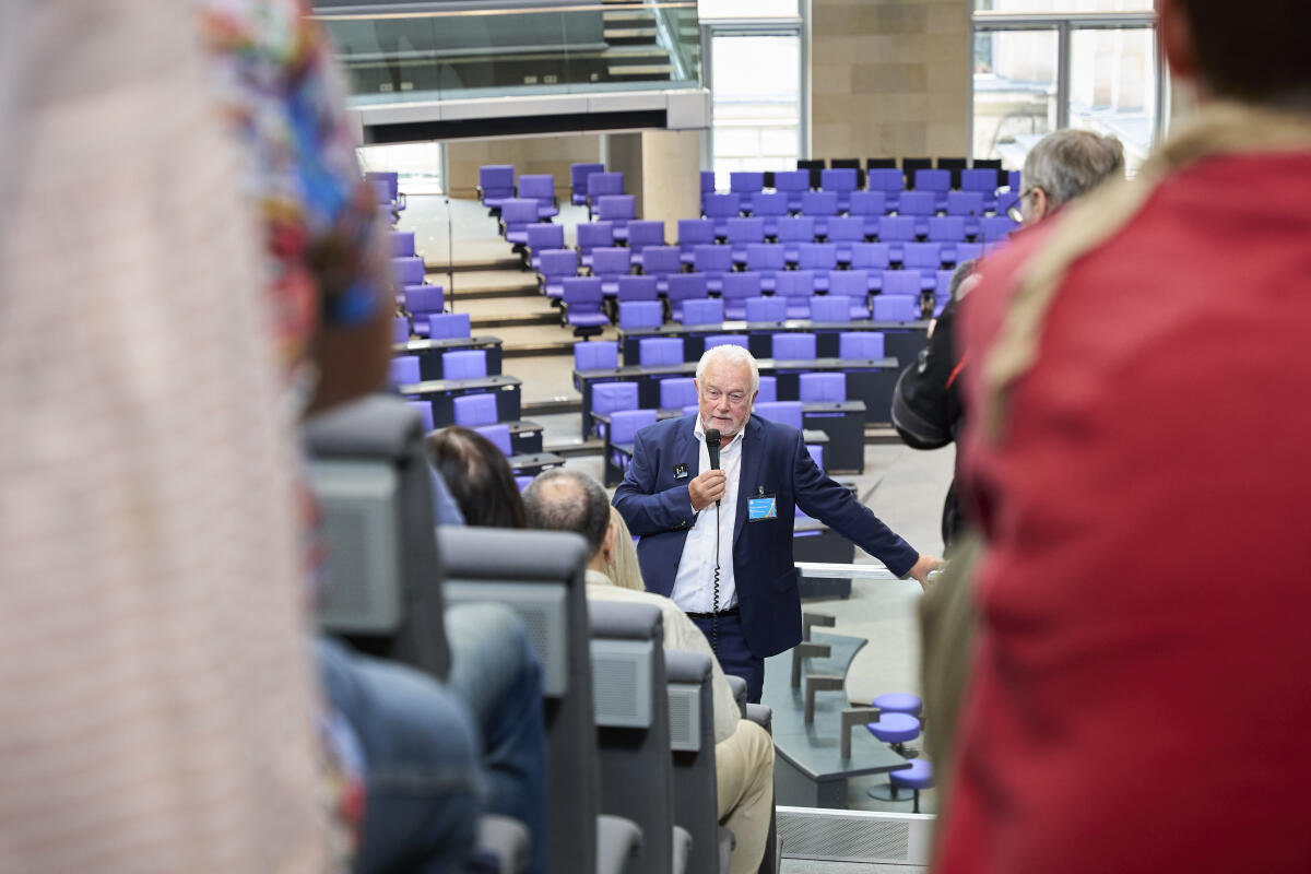 Tag der Ein- und Ausblicke (TEA) 2023. Bundestagsvizepräsident Wolfgang Kubicki, FDP, MdB bei seinem Kurzvortrag auf einer Besuchertribüne des Plenarsaals. Kubicki, Wolfgang Tag der Ein- und Ausblicke (TEA) 2023. Bundestagsvizepräsident Wolfgang Kubicki, FDP, MdB bei seinem Kurzvortrag auf einer Besuchertribüne des Plenarsaals.
