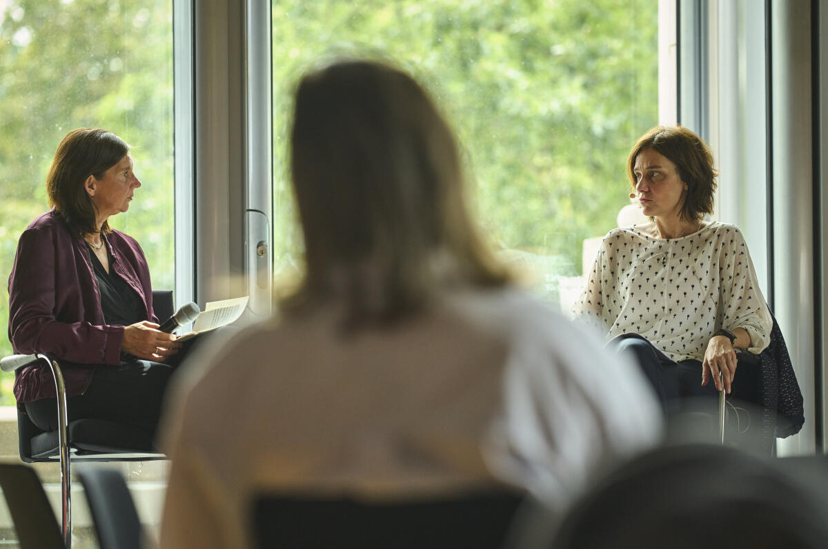 Tag der Ein- und Ausblicke (TEA) 2023. Bundestagsvizepräsidentin Katrin Göring-Eckardt (l), Bündnis 90/ Die Grünen, MdB, im Gespräch mit der Autorin Katja Petrowskaja (r) zum Thema "Leben im Krieg" über den Alltag der Menschen in der Ukraine. Özoğuz, Aydan Tag der Ein- und Ausblicke (TEA) 2023. Bundestagsvizepräsidentin Katrin Göring-Eckardt (l), Bündnis 90/ Die Grünen, MdB, im Gespräch mit der Autorin Katja Petrowskaja (r) zum Thema "Leben im Krieg" über den Alltag der Menschen in der Ukraine.