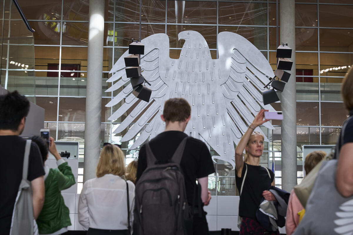 Tag der Ein- und Ausblicke (TEA) 2023. Hier Besucherinnen und Besucher beim Fotos machen aus dem Plenarsaal mit Blick auf den Adler. Tag der Ein- und Ausblicke (TEA) 2023. Hier Besucherinnen und Besucher beim Fotos machen aus dem Plenarsaal mit Blick auf den Adler.