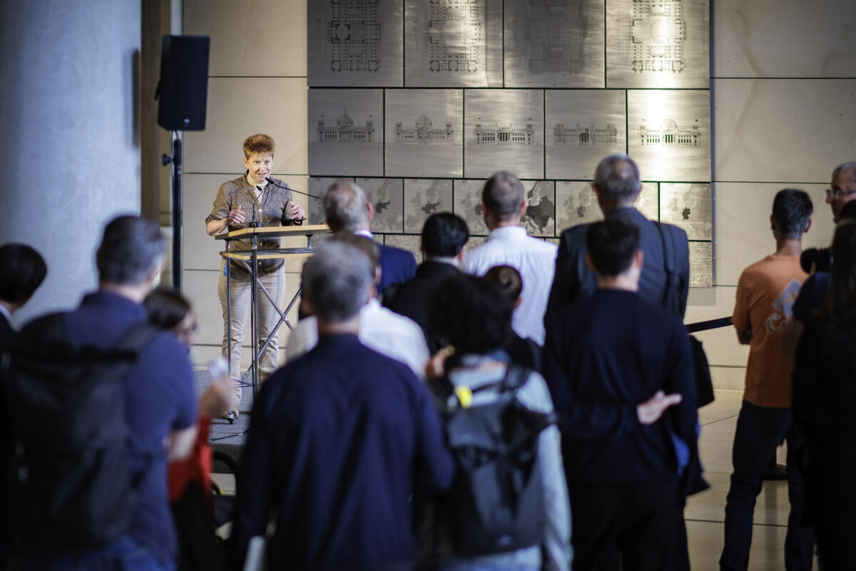 Tag der Ein- und Ausblicke (TEA) 2023. Bundestagsvizepräsidentin Petra Pau (l), Die Linke., MdB, enthüllt die Kunst-Installation "Der Reichstagszyklus". Pau, Petra Tag der Ein- und Ausblicke (TEA) 2023. Bundestagsvizepräsidentin Petra Pau (l), Die Linke., MdB, enthüllt die Kunst-Installation "Der Reichstagszyklus".