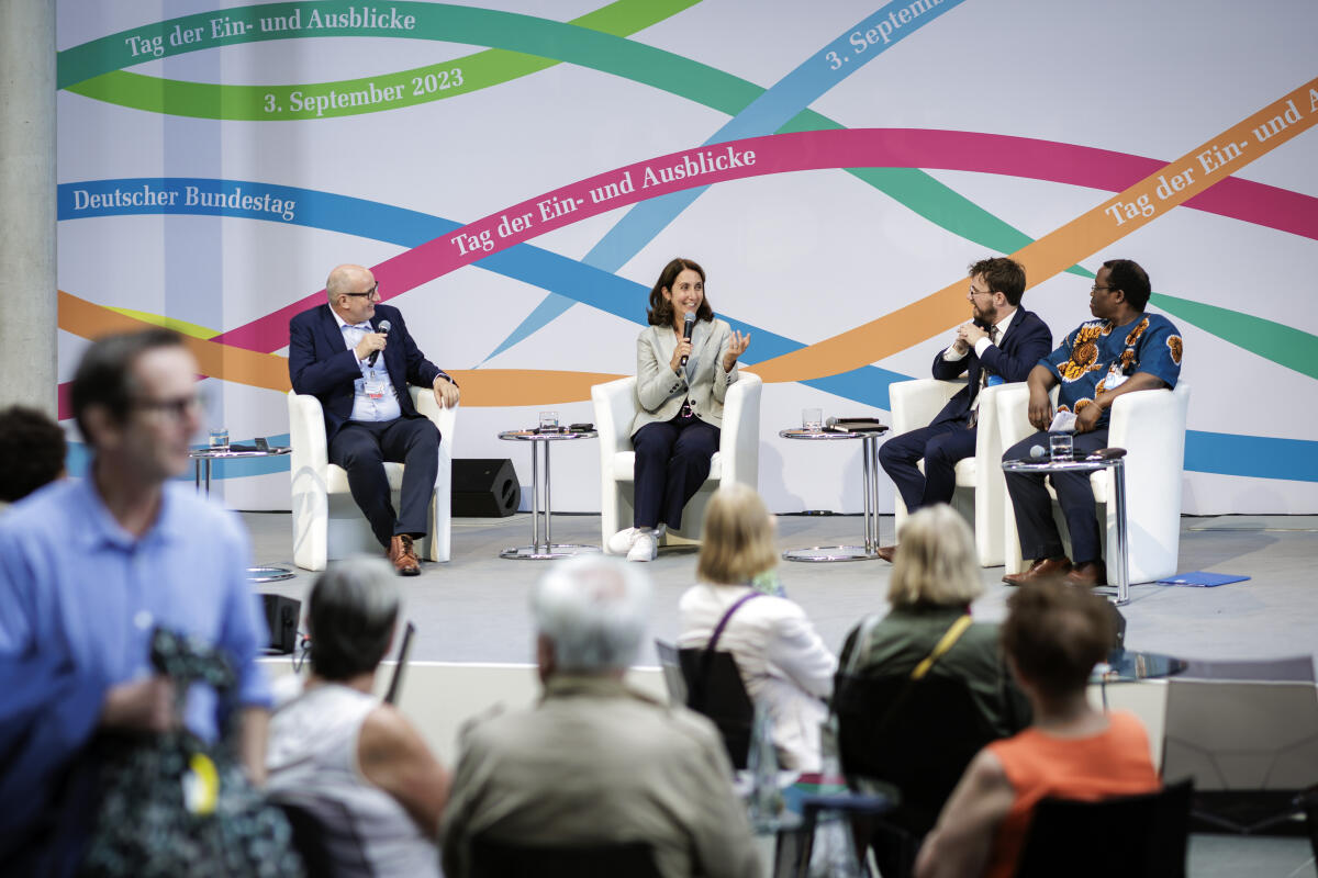Tag der Ein- und Ausblicke (TEA) 2023. Hier "Ein Migrationsmuseum für Deutschland" ein Gespräch mit Bundestagsvizepräsidentin Aydan Özoğuz (2vl), SPD, MdB. Özoğuz, Aydan Tag der Ein- und Ausblicke (TEA) 2023. Hier "Ein Migrationsmuseum für Deutschland" ein Gespräch mit Bundestagsvizepräsidentin Aydan Özoğuz (2vl), SPD, MdB.