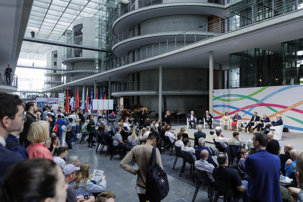 Tag der Ein- und Ausblicke (TEA) 2023. Hier eine Podiumsdiskussion zum Thema "Bauen - ausreichend, bezahlbar und klimafreundlich" mit Bundestagsvizepräsident Wolfgang Kubicki, FDP, MdB, und dem Ausschuss für Wohnen, Stadtentwicklung, Bauwesen und Kommunen. Tag der Ein- und Ausblicke (TEA) 2023. Hier eine Podiumsdiskussion zum Thema "Bauen - ausreichend, bezahlbar und klimafreundlich" mit Bundestagsvizepräsident Wolfgang Kubicki, FDP, MdB, und dem Ausschuss für Wohnen, Stadtentwicklung, Bauwesen und Kommunen.