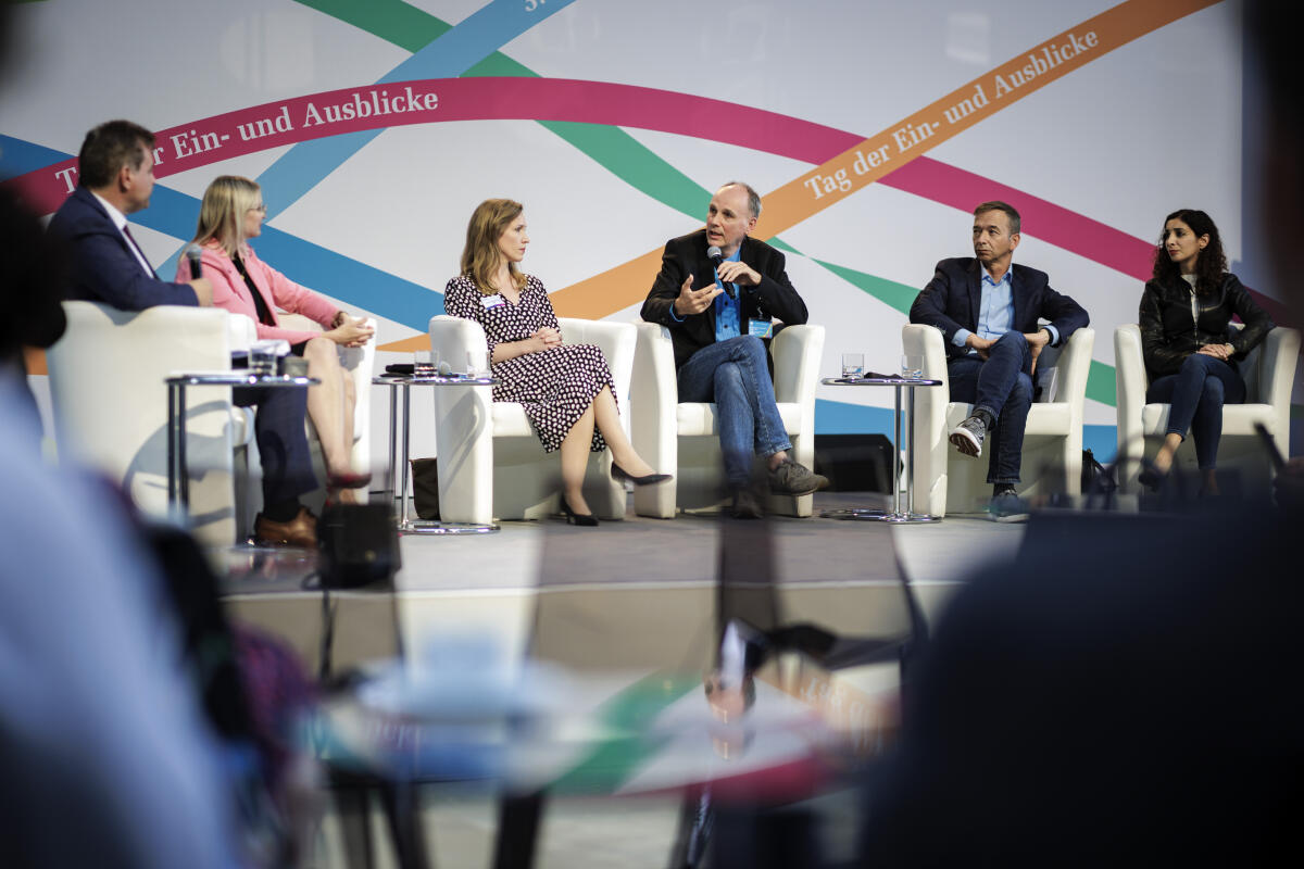 Tag der Ein- und Ausblicke (TEA) 2023. Hier eine Podiumsdiskussion zum Thema "Fachkräftesicherung" mit dem Ausschuss für Arbeit und Soziales. Pawlik, Natalie; Klein, Ottilie; Strengmann-Kuhn, Wolfgang; Kober, Pascal; Tatti, Jessica Tag der Ein- und Ausblicke (TEA) 2023. Hier eine Podiumsdiskussion zum Thema "Fachkräftesicherung" mit dem Ausschuss für Arbeit und Soziales.