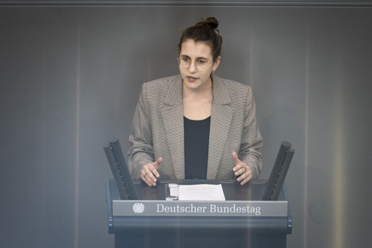 Deborah Düring, Bündnis 90/Die Grünen, MdB, hält eine Rede zum Einzelplan 23 „Wirtschaftliche Zusammenarbeit und Entwicklung“ im Plenum. Düring, Deborah Deborah Düring, Bündnis 90/Die Grünen, MdB, hält eine Rede zum Einzelplan 23 „Wirtschaftliche Zusammenarbeit und Entwicklung“ im Plenum.