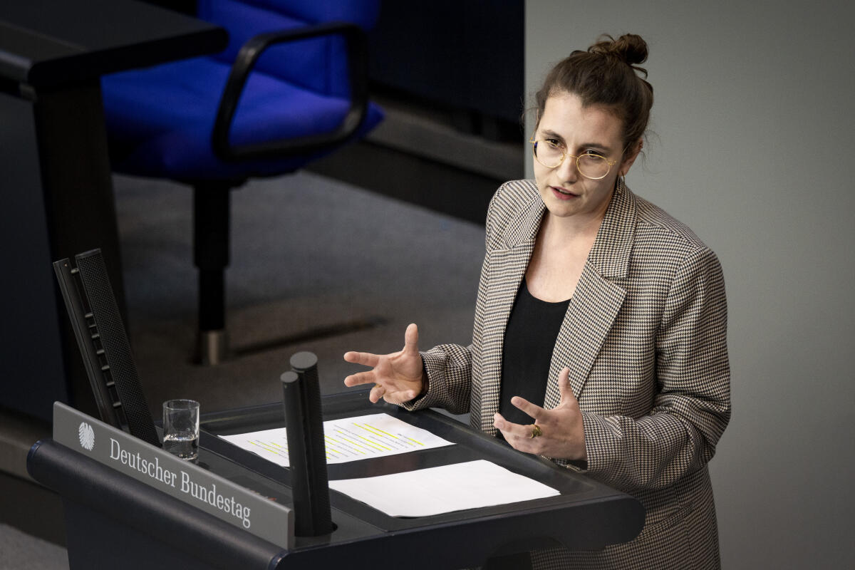 Deborah Düring, Bündnis 90/Die Grünen, MdB, hält eine Rede zum Einzelplan 23 „Wirtschaftliche Zusammenarbeit und Entwicklung“ im Plenum. Düring, Deborah Deborah Düring, Bündnis 90/Die Grünen, MdB, hält eine Rede zum Einzelplan 23 „Wirtschaftliche Zusammenarbeit und Entwicklung“ im Plenum.