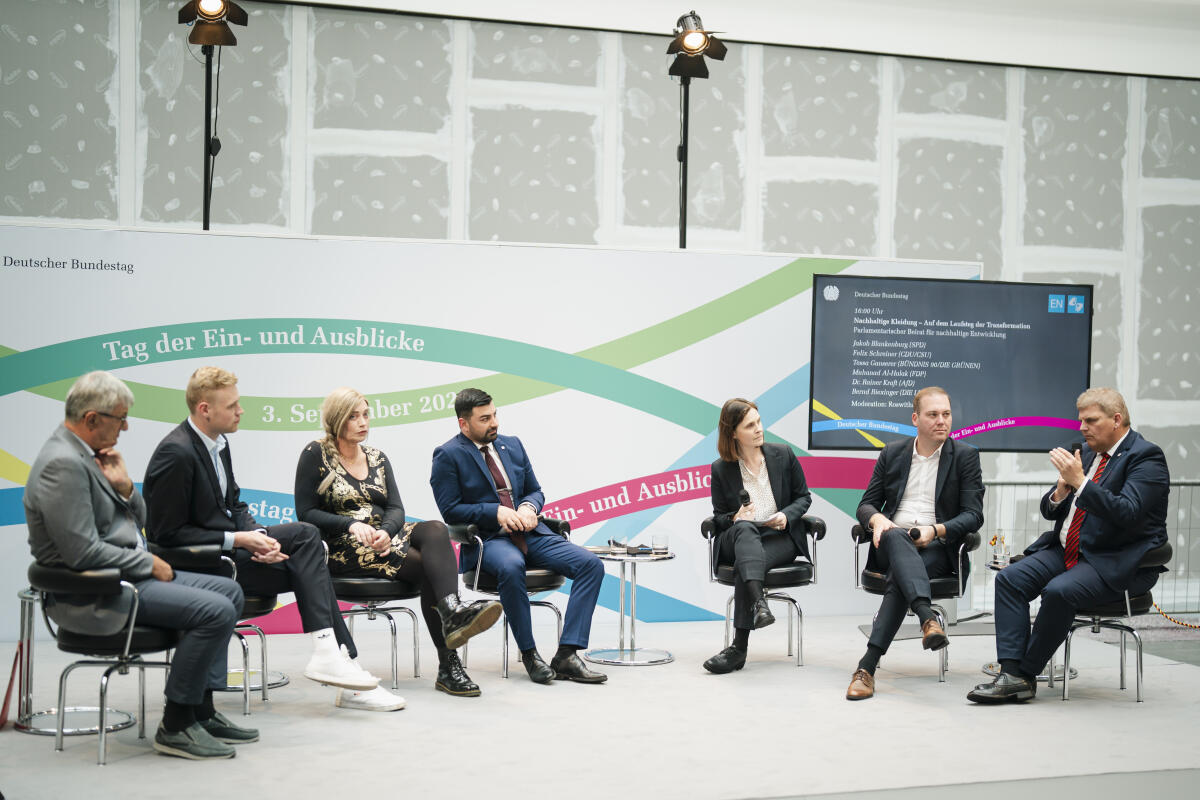 Tag der Ein- und Ausblicke (TEA) 2023. Podiumsdiskussion zum Thema "Nachhaltige Kleidung - Auf dem Laufsteg der Transformation" vom Parlamentarischen Beirat für nachhaltige Entwicklung. Riexinger, Bernd; Kraft, Rainer; Al-Halak, Muhanad; Ganserer, Tessa; Schreiner, Felix; Blankenburg, Jakob Tag der Ein- und Ausblicke (TEA) 2023. Podiumsdiskussion zum Thema "Nachhaltige Kleidung - Auf dem Laufsteg der Transformation" vom Parlamentarischen Beirat für nachhaltige Entwicklung.
