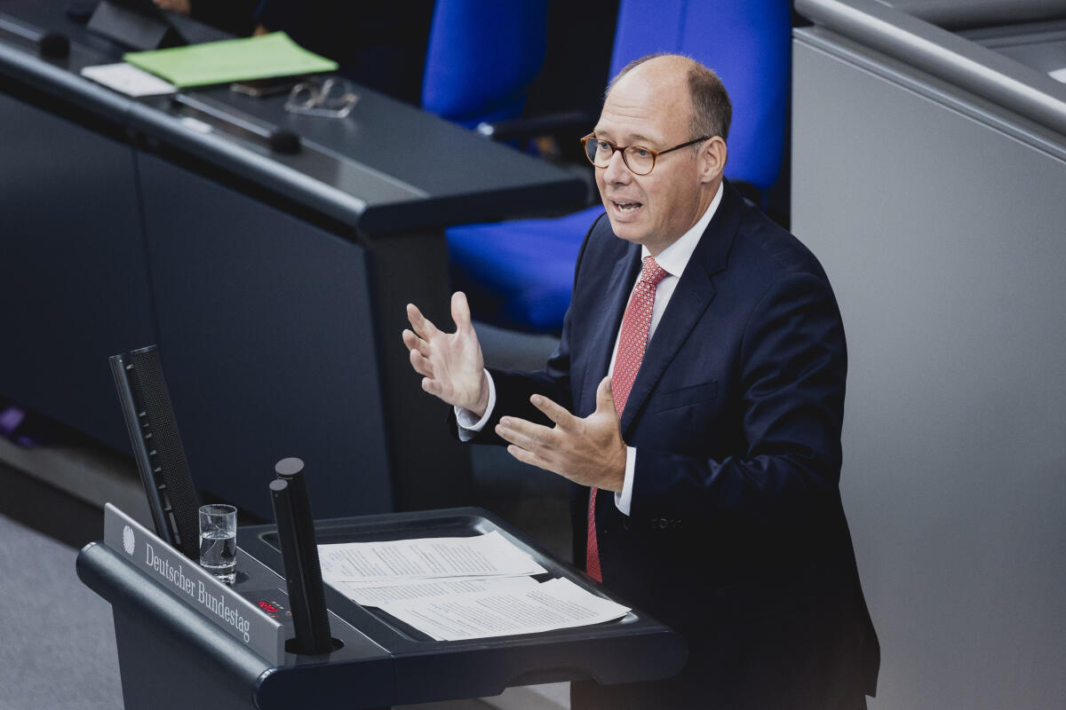 Prof. Dr. Helge Braun, CDU/CSU, MdB, hält eine Rede zum Einzelplan 15 "Gesundheit" im Rahmen der Haushaltsdebatte im Plenum. Braun, Helge Prof. Dr. Helge Braun, CDU/CSU, MdB, hält eine Rede zum Einzelplan 15 "Gesundheit" im Rahmen der Haushaltsdebatte im Plenum.
