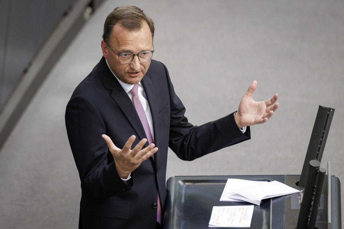 Josef Oster, CDU/CSU, MdB, hält eine Rede zur 1. Lesung "Haushaltsgesetz 2024" zum Einzelplan 06 "Inneres und Heimat" im Plenum. Oster, Josef Josef Oster, CDU/CSU, MdB, hält eine Rede zur 1. Lesung "Haushaltsgesetz 2024" zum Einzelplan 06 "Inneres und Heimat" im Plenum.