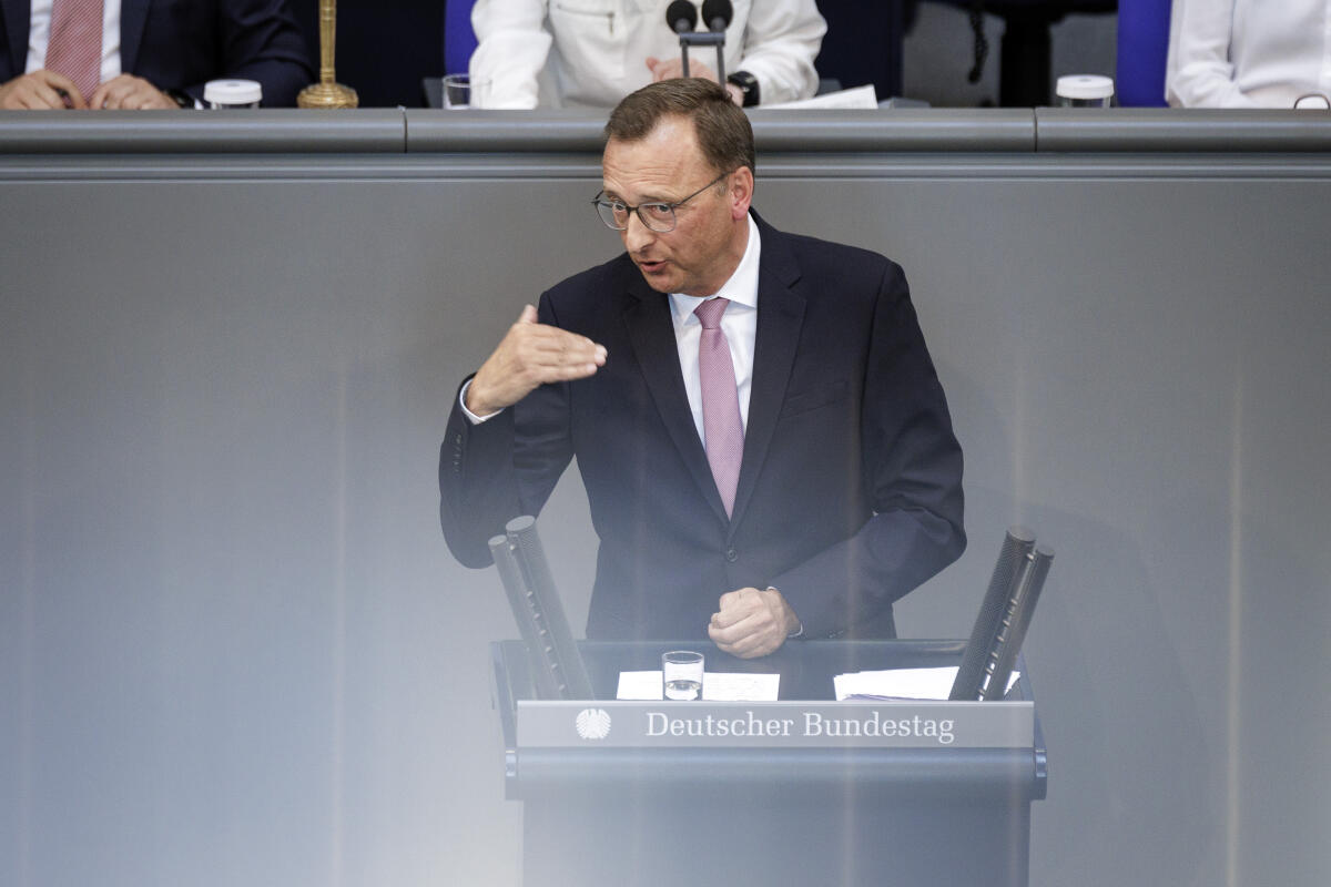 Josef Oster, CDU/CSU, MdB, hält eine Rede zur 1. Lesung "Haushaltsgesetz 2024" zum Einzelplan 06 "Inneres und Heimat" im Plenum. Oster, Josef Josef Oster, CDU/CSU, MdB, hält eine Rede zur 1. Lesung "Haushaltsgesetz 2024" zum Einzelplan 06 "Inneres und Heimat" im Plenum.