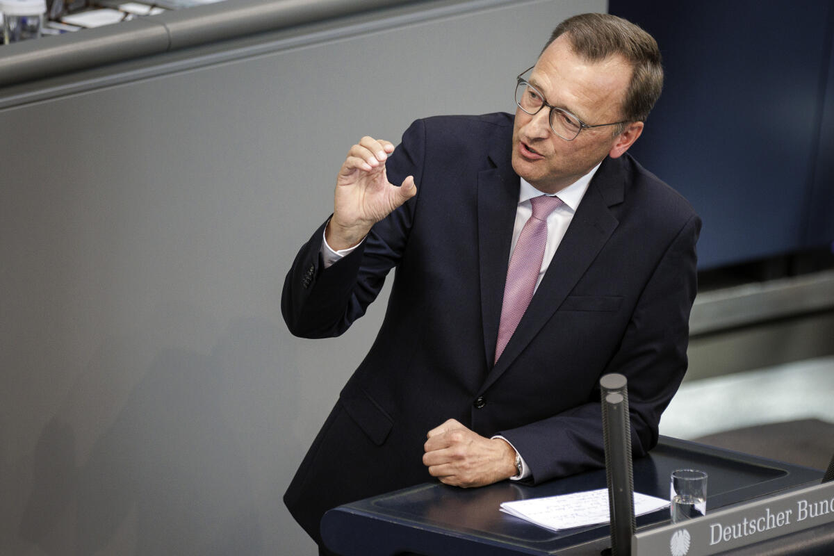 Josef Oster, CDU/CSU, MdB, hält eine Rede zur 1. Lesung "Haushaltsgesetz 2024" zum Einzelplan 06 "Inneres und Heimat" im Plenum. Oster, Josef Josef Oster, CDU/CSU, MdB, hält eine Rede zur 1. Lesung "Haushaltsgesetz 2024" zum Einzelplan 06 "Inneres und Heimat" im Plenum.