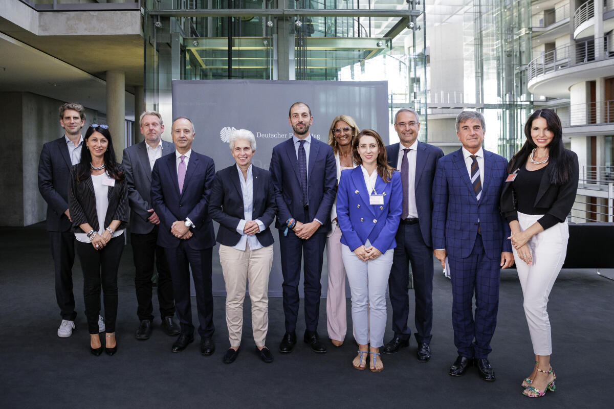 Deutsch-Italienische Parlamentariergruppe unter Leitung des Vorsitzenden Abg. Giangiacomo Calovini (6vl), Fratelli d'Italia, zu Gast im Verteidigungsausschuss unter Leitung der Vorsitzenden Dr. Marie-Agnes Strack-Zimmermann (5vl), FDP, MdB.; Hier: Gruppenbild Strack-Zimmermann, Marie-Agnes; Vöpel, Dirk Deutsch-Italienische Parlamentariergruppe unter Leitung des Vorsitzenden Abg. Giangiacomo Calovini (6vl), Fratelli d'Italia, zu Gast im Verteidigungsausschuss unter Leitung der Vorsitzenden Dr. Marie-Agnes Strack-Zimmermann (5vl), FDP, MdB.; Hier: Gruppenbild