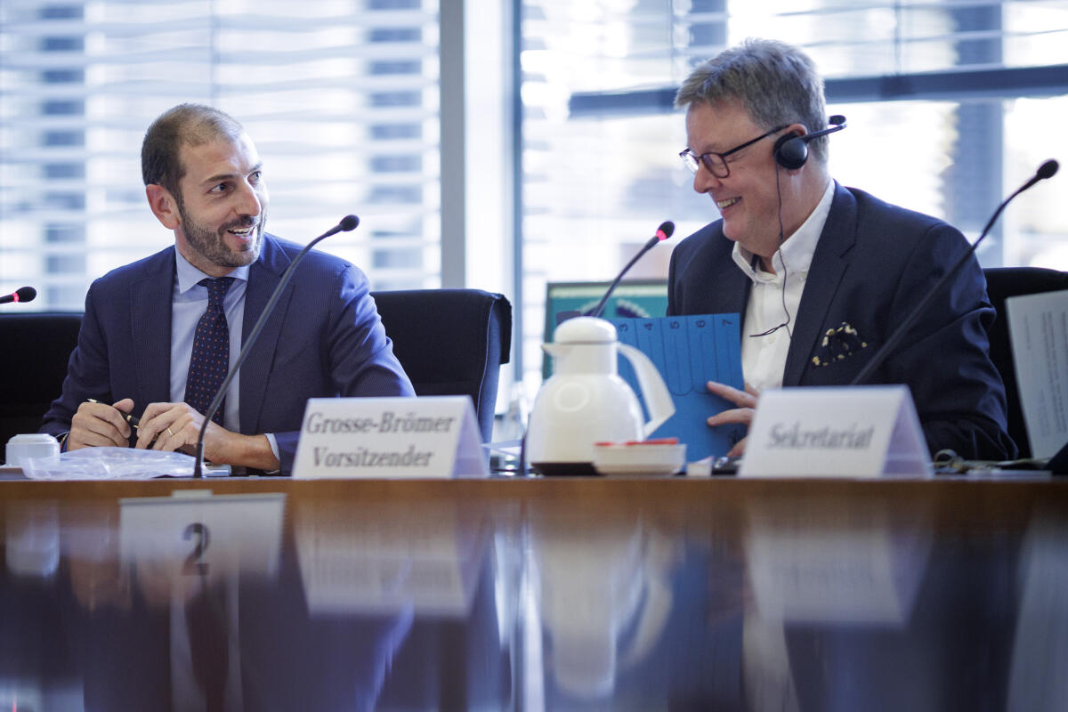 Deutsch-Italienische Parlamentariergruppe unter Leitung des Vorsitzenden Abg. Giangiacomo Calovini (l), Fratelli d'Italia, zu Gast im Wirtschaftsausschuss unter Leitung des Vorsitzenden Michael Grosse-Brömer (r), CDU/CSU, MdB. Grosse-Brömer, Michael Deutsch-Italienische Parlamentariergruppe unter Leitung des Vorsitzenden Abg. Giangiacomo Calovini (l), Fratelli d'Italia, zu Gast im Wirtschaftsausschuss unter Leitung des Vorsitzenden Michael Grosse-Brömer (r), CDU/CSU, MdB.