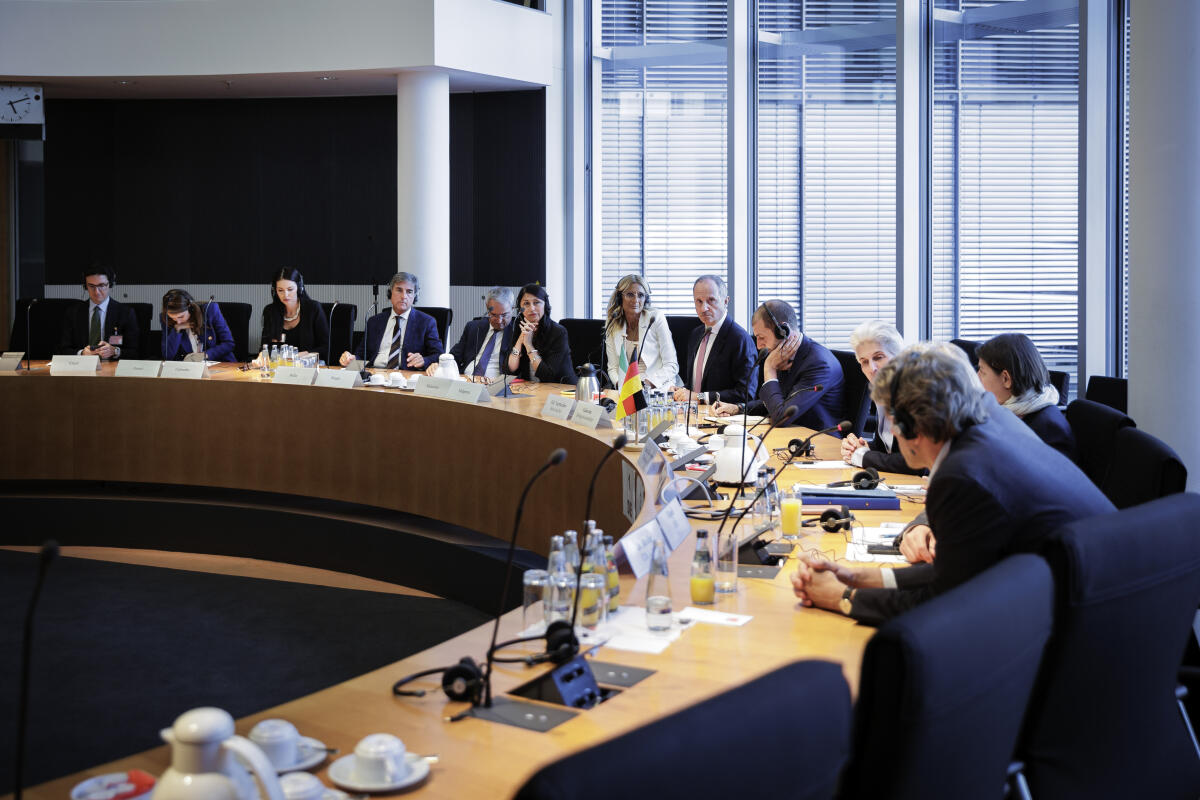 Deutsch-Italienische Parlamentariergruppe unter Leitung des Vorsitzenden Abg. Giangiacomo Calovini, Fratelli d'Italia, zu Gast im Verteidigungsausschuss unter Leitung der Vorsitzenden Dr. Marie-Agnes Strack-Zimmermann, FDP, MdB.; Blick in den Saal.; Strack-Zimmermann, Marie-Agnes Deutsch-Italienische Parlamentariergruppe unter Leitung des Vorsitzenden Abg. Giangiacomo Calovini, Fratelli d'Italia, zu Gast im Verteidigungsausschuss unter Leitung der Vorsitzenden Dr. Marie-Agnes Strack-Zimmermann, FDP, MdB.; Blick in den Saal.;