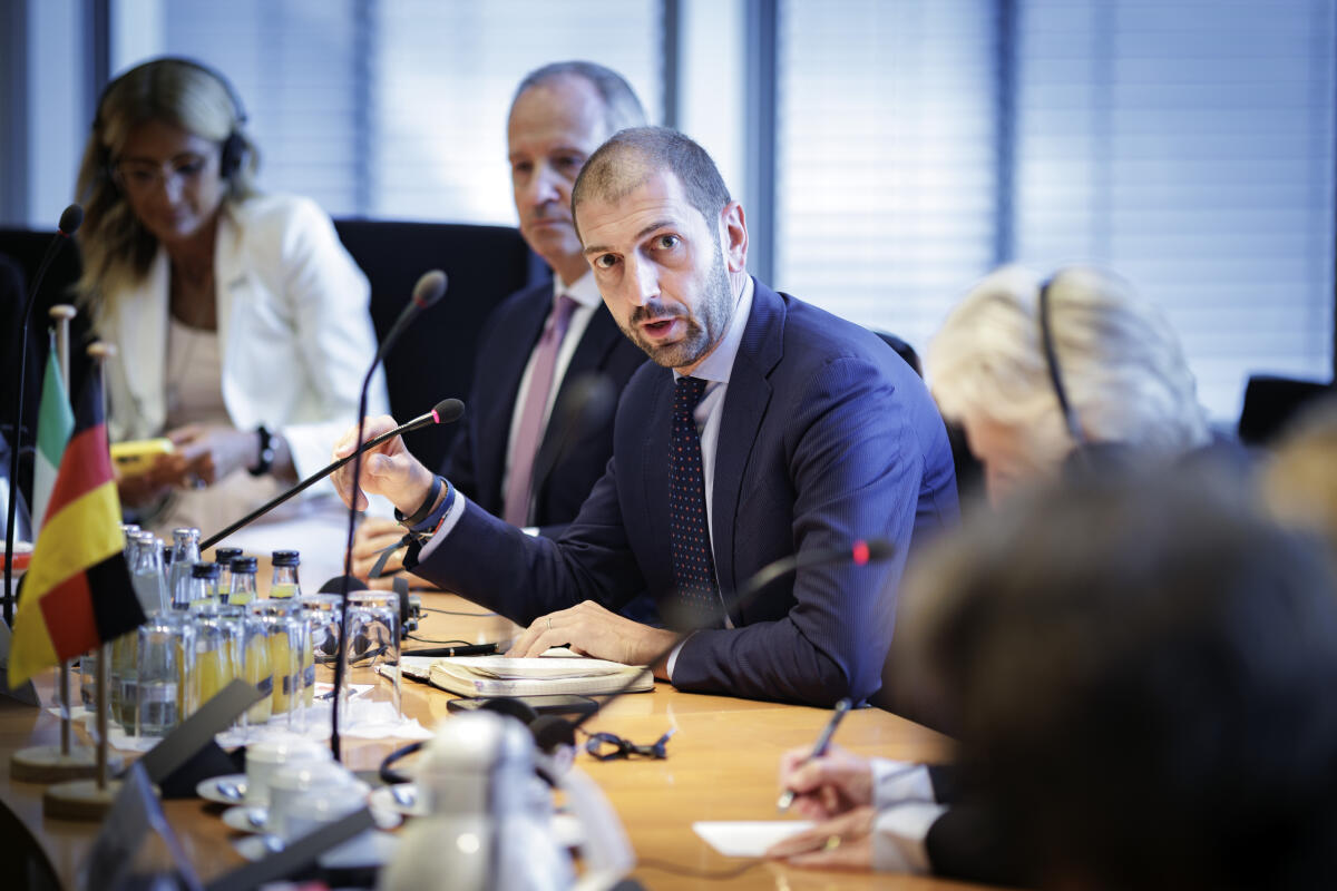 Deutsch-Italienische Parlamentariergruppe unter Leitung des Vorsitzenden Abg. Giangiacomo Calovini (3vl), Fratelli d'Italia, zu Gast im Verteidigungsausschuss unter Leitung der Vorsitzenden Dr. Marie-Agnes Strack-Zimmermann, FDP, MdB. Strack-Zimmermann, Marie-Agnes Deutsch-Italienische Parlamentariergruppe unter Leitung des Vorsitzenden Abg. Giangiacomo Calovini (3vl), Fratelli d'Italia, zu Gast im Verteidigungsausschuss unter Leitung der Vorsitzenden Dr. Marie-Agnes Strack-Zimmermann, FDP, MdB.