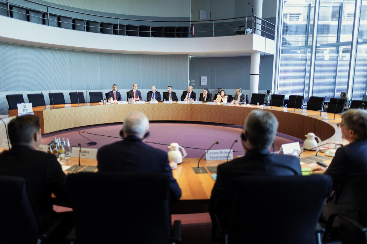 Antrittsbesuch des israelischen Wirtschaftsminister Nir Barkat mit seiner Delegation im Wirtschaftsausschuss unter Leitung von Michael Grosse-Brömer, CDU/CSU, MdB.; Blick in den Saal.; Grosse-Brömer, Michael Antrittsbesuch des israelischen Wirtschaftsminister Nir Barkat mit seiner Delegation im Wirtschaftsausschuss unter Leitung von Michael Grosse-Brömer, CDU/CSU, MdB.; Blick in den Saal.;