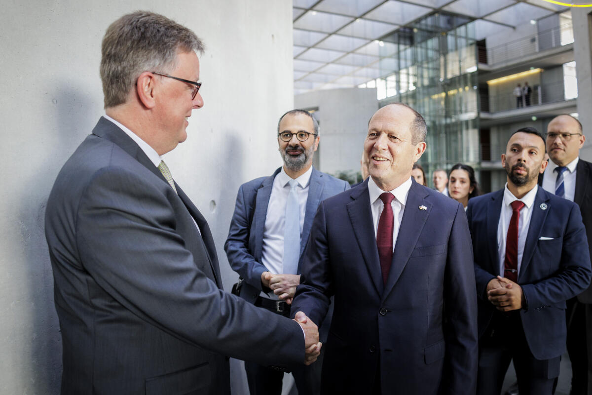 Antrittsbesuch des israelischen Wirtschaftsminister Nir Barkat (3vl) mit seiner Delegation im Wirtschaftsausschuss unter Leitung von Michael Grosse-Brömer (l), CDU/CSU, MdB. Grosse-Brömer, Michael Antrittsbesuch des israelischen Wirtschaftsminister Nir Barkat (3vl) mit seiner Delegation im Wirtschaftsausschuss unter Leitung von Michael Grosse-Brömer (l), CDU/CSU, MdB.