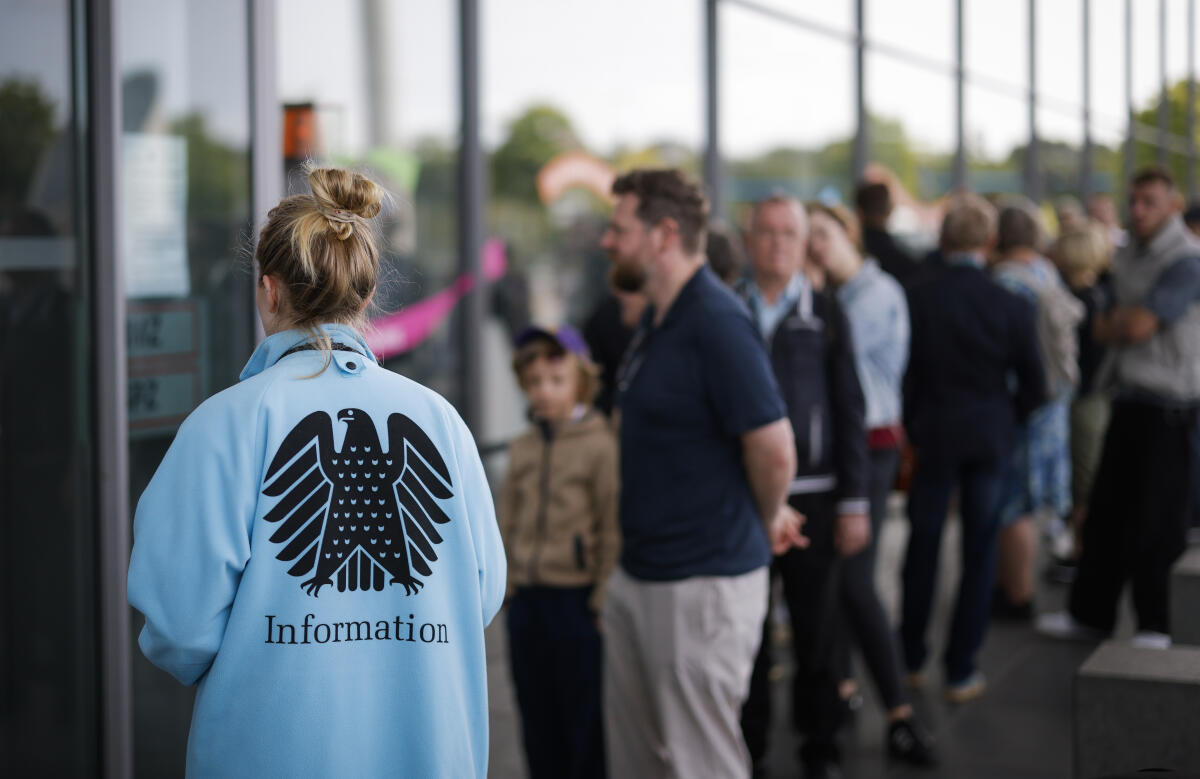 Besucherinnen und Besucher warten vor dem Paul-Löbe-Haus auf Einlass am Tag der Ein- und Ausblicke des Deutschen Bundestages. Mitarbeiter vom Referat IK 1 Besucherdienst regeln den Einlass und geben Informationen. Besucherinnen und Besucher warten vor dem Paul-Löbe-Haus auf Einlass am Tag der Ein- und Ausblicke des Deutschen Bundestages. Mitarbeiter vom Referat IK 1 Besucherdienst regeln den Einlass und geben Informationen.