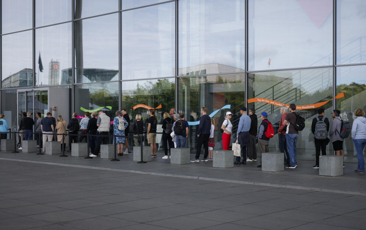 Besucherinnen und Besucher warten vor dem Paul-Löbe-Haus auf Einlass am Tag der Ein- und Ausblicke des Deutschen Bundestages. Mitarbeiter vom Referat IK 1 Besucherdienst regeln den Einlass und geben Informationen. Besucherinnen und Besucher warten vor dem Paul-Löbe-Haus auf Einlass am Tag der Ein- und Ausblicke des Deutschen Bundestages. Mitarbeiter vom Referat IK 1 Besucherdienst regeln den Einlass und geben Informationen.