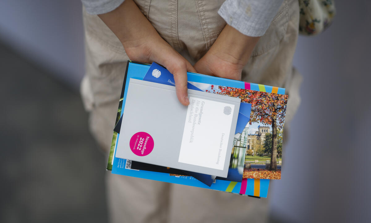 Broschüren, Flyer und Infomaterial, des Deutschen Bundestags hält eine Besucherin am Tag der Ein- und Ausblicke des Deutschen Bundestages in Händen. Broschüren, Flyer und Infomaterial, des Deutschen Bundestags hält eine Besucherin am Tag der Ein- und Ausblicke des Deutschen Bundestages in Händen.