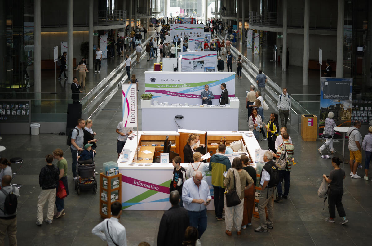 Besucherinnen und Besucher an den Infotresen der Referate IK 1 Besucherdienst und IK 2 Öffentlichkeitsarbeit im Paul-Löbe-Haus am Tag der Ein- und Ausblicke des Deutschen Bundestages. Besucherinnen und Besucher an den Infotresen der Referate IK 1 Besucherdienst und IK 2 Öffentlichkeitsarbeit im Paul-Löbe-Haus am Tag der Ein- und Ausblicke des Deutschen Bundestages.