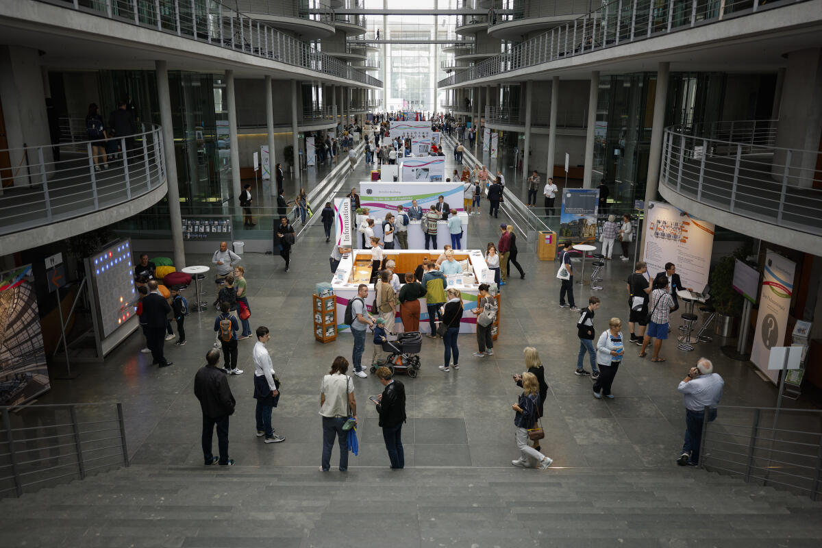 Besucherinnen und Besucher an den Infotresen der Referate IK 1 Besucherdienst und IK 2 Öffentlichkeitsarbeit im Paul-Löbe-Haus am Tag der Ein- und Ausblicke des Deutschen Bundestages. Besucherinnen und Besucher an den Infotresen der Referate IK 1 Besucherdienst und IK 2 Öffentlichkeitsarbeit im Paul-Löbe-Haus am Tag der Ein- und Ausblicke des Deutschen Bundestages.