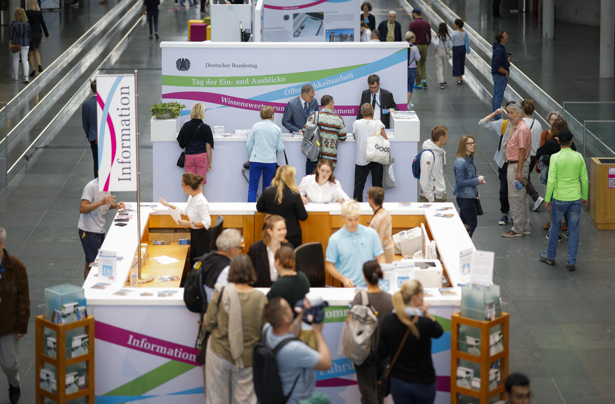 Besucherinnen und Besucher an den Infotresen der Referate IK 1 Besucherdienst und IK 2 Öffentlichkeitsarbeit im Paul-Löbe-Haus am Tag der Ein- und Ausblicke des Deutschen Bundestages. Besucherinnen und Besucher an den Infotresen der Referate IK 1 Besucherdienst und IK 2 Öffentlichkeitsarbeit im Paul-Löbe-Haus am Tag der Ein- und Ausblicke des Deutschen Bundestages.