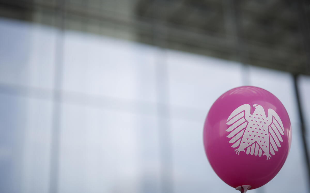 Ein Luftballon mit Bundestagsadler in der Kinderecke des Referates IK 2 Öffentlichkeitsarbeit am Tag der Ein- und Ausblicke des Deutschen Bundestages vor dem Paul-Löbe-Haus. Ein Luftballon mit Bundestagsadler in der Kinderecke des Referates IK 2 Öffentlichkeitsarbeit am Tag der Ein- und Ausblicke des Deutschen Bundestages vor dem Paul-Löbe-Haus.