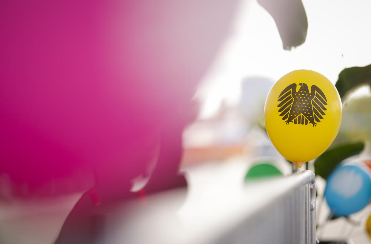 Bunte Luftballons mit dem Bundestagsadler hängen am Tag der Ein- und Ausblicke des Deutschen Bundestages in der Kinderecke des Referates IK 2 Öffentlichkeitsarbeit vor dem Paul-Löbe-Haus. Bunte Luftballons mit dem Bundestagsadler hängen am Tag der Ein- und Ausblicke des Deutschen Bundestages in der Kinderecke des Referates IK 2 Öffentlichkeitsarbeit vor dem Paul-Löbe-Haus.
