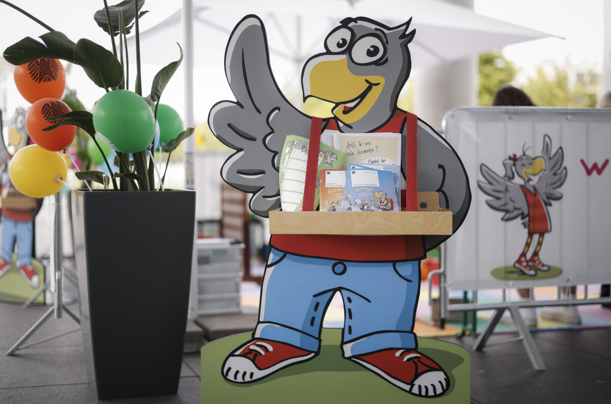 Ein Aufsteller als Maskottchen Karlchen Adler trägt Informationsmaterial für Kinder im Bauchladen in der Kinderecke des Referates IK 2 Öffentlichkeitsarbeit am Tag der Ein- und Ausblicke des Deutschen Bundestages vor dem Paul-Löbe-Haus. Ein Aufsteller als Maskottchen Karlchen Adler trägt Informationsmaterial für Kinder im Bauchladen in der Kinderecke des Referates IK 2 Öffentlichkeitsarbeit am Tag der Ein- und Ausblicke des Deutschen Bundestages vor dem Paul-Löbe-Haus.