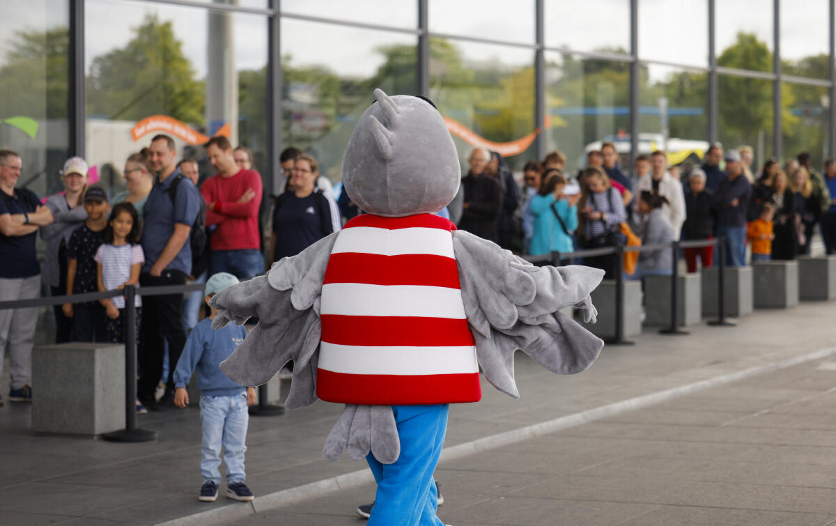 Maskottchen Karlchen Adler begrüßt die wartenden Besucherinnen und Besucher vor dem Paul-Löbe-Haus am Tag der Ein- und Ausblicke des Deutschen Bundestages. Maskottchen Karlchen Adler begrüßt die wartenden Besucherinnen und Besucher vor dem Paul-Löbe-Haus am Tag der Ein- und Ausblicke des Deutschen Bundestages.