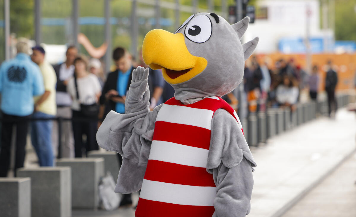 Maskottchen Karlchen Adler begrüßt die wartenden Besucherinnen und Besucher vor dem Paul-Löbe-Haus am Tag der Ein- und Ausblicke des Deutschen Bundestages. Maskottchen Karlchen Adler begrüßt die wartenden Besucherinnen und Besucher vor dem Paul-Löbe-Haus am Tag der Ein- und Ausblicke des Deutschen Bundestages.