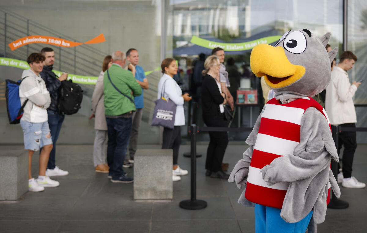 Maskottchen Karlchen Adler begrüßt die wartenden Besucherinnen und Besucher vor dem Paul-Löbe-Haus am Tag der Ein- und Ausblicke des Deutschen Bundestages. Maskottchen Karlchen Adler begrüßt die wartenden Besucherinnen und Besucher vor dem Paul-Löbe-Haus am Tag der Ein- und Ausblicke des Deutschen Bundestages.