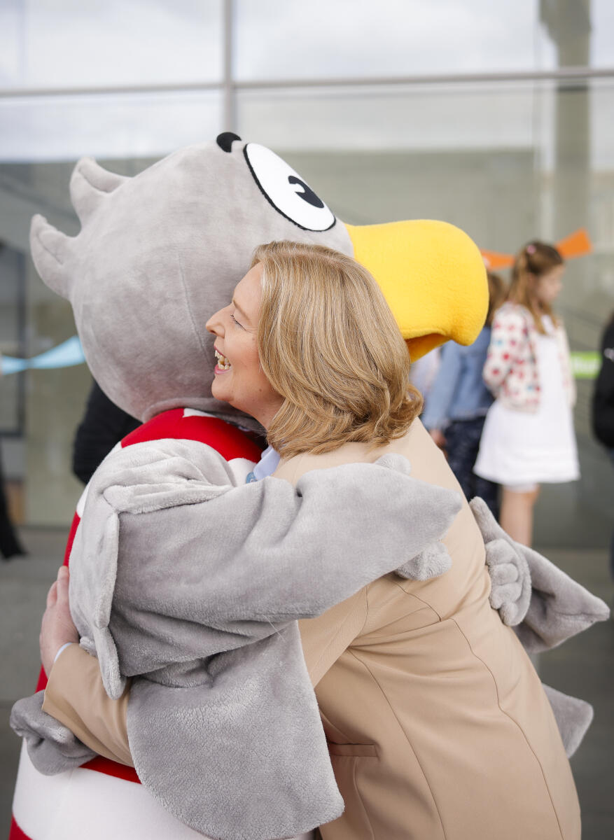 Präsidentin des Deutschen Bundestages, Bärbel Bas, SPD, MdB, begrüßt das Maskottchen Karlchen Adler am Tag der Ein- und Ausblicke des Deutschen Bundestages vor dem Paul-Löbe-Haus. Bas, Bärbel Präsidentin des Deutschen Bundestages, Bärbel Bas, SPD, MdB, begrüßt das Maskottchen Karlchen Adler am Tag der Ein- und Ausblicke des Deutschen Bundestages vor dem Paul-Löbe-Haus.