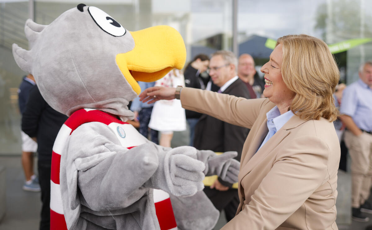 Bas, Bärbel Präsidentin des Deutschen Bundestages, Bärbel Bas, SPD, MdB, begrüßt das Maskottchen Karlchen Adler am Tag der Ein- und Ausblicke des Deutschen Bundestages vor dem Paul-Löbe-Haus.