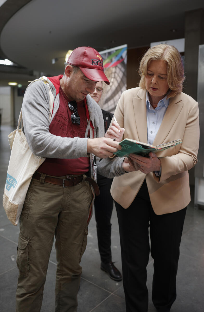 Präsidentin des Deutschen Bundestages, Bärbel Bas, SPD, MdB, gibt ein Autogramm am Tag der Ein- und Ausblicke des Deutschen Bundestages im Paul-Löbe-Haus. Bas, Bärbel Präsidentin des Deutschen Bundestages, Bärbel Bas, SPD, MdB, gibt ein Autogramm am Tag der Ein- und Ausblicke des Deutschen Bundestages im Paul-Löbe-Haus.