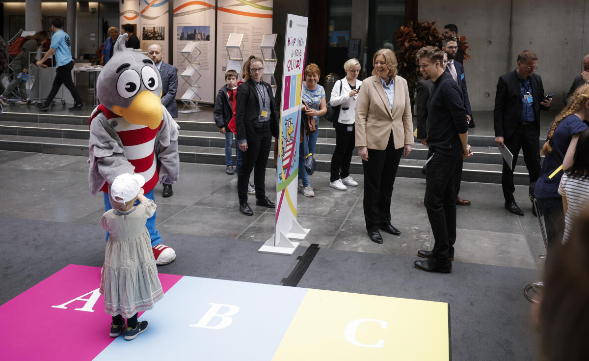 Präsidentin des Deutschen Bundestages, Bärbel Bas, SPD, MdB, mit Maskottchen Karlchen Adler bei einem Kinderquiz am Tag der Ein- und Ausblicke des Deutschen Bundestages im Paul-Löbe-Haus. Bas, Bärbel Präsidentin des Deutschen Bundestages, Bärbel Bas, SPD, MdB, mit Maskottchen Karlchen Adler bei einem Kinderquiz am Tag der Ein- und Ausblicke des Deutschen Bundestages im Paul-Löbe-Haus.