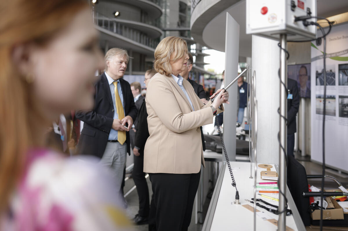 Präsidentin des Deutschen Bundestages, Bärbel Bas, SPD, MdB, spielt das Spiel "Heißer Draht" am Stand des Referates BG 3 Gebäudetechnik beim Tag der Ein- und Ausblicke des Deutschen Bundestages im Paul-Löbe-Haus. Bas, Bärbel Präsidentin des Deutschen Bundestages, Bärbel Bas, SPD, MdB, spielt das Spiel "Heißer Draht" am Stand des Referates BG 3 Gebäudetechnik beim Tag der Ein- und Ausblicke des Deutschen Bundestages im Paul-Löbe-Haus.