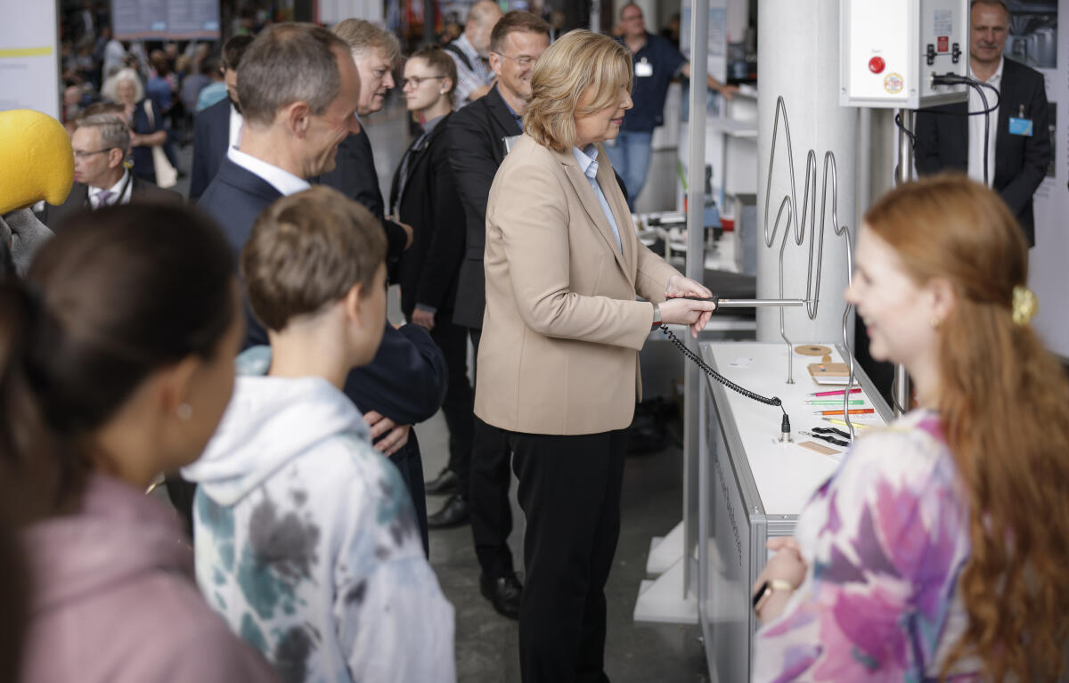Präsidentin des Deutschen Bundestages, Bärbel Bas, SPD, MdB, spielt das Spiel "Heißer Draht" am Stand des Referates BG 3 Gebäudetechnik beim Tag der Ein- und Ausblicke des Deutschen Bundestages im Paul-Löbe-Haus. Bas, Bärbel Präsidentin des Deutschen Bundestages, Bärbel Bas, SPD, MdB, spielt das Spiel "Heißer Draht" am Stand des Referates BG 3 Gebäudetechnik beim Tag der Ein- und Ausblicke des Deutschen Bundestages im Paul-Löbe-Haus.