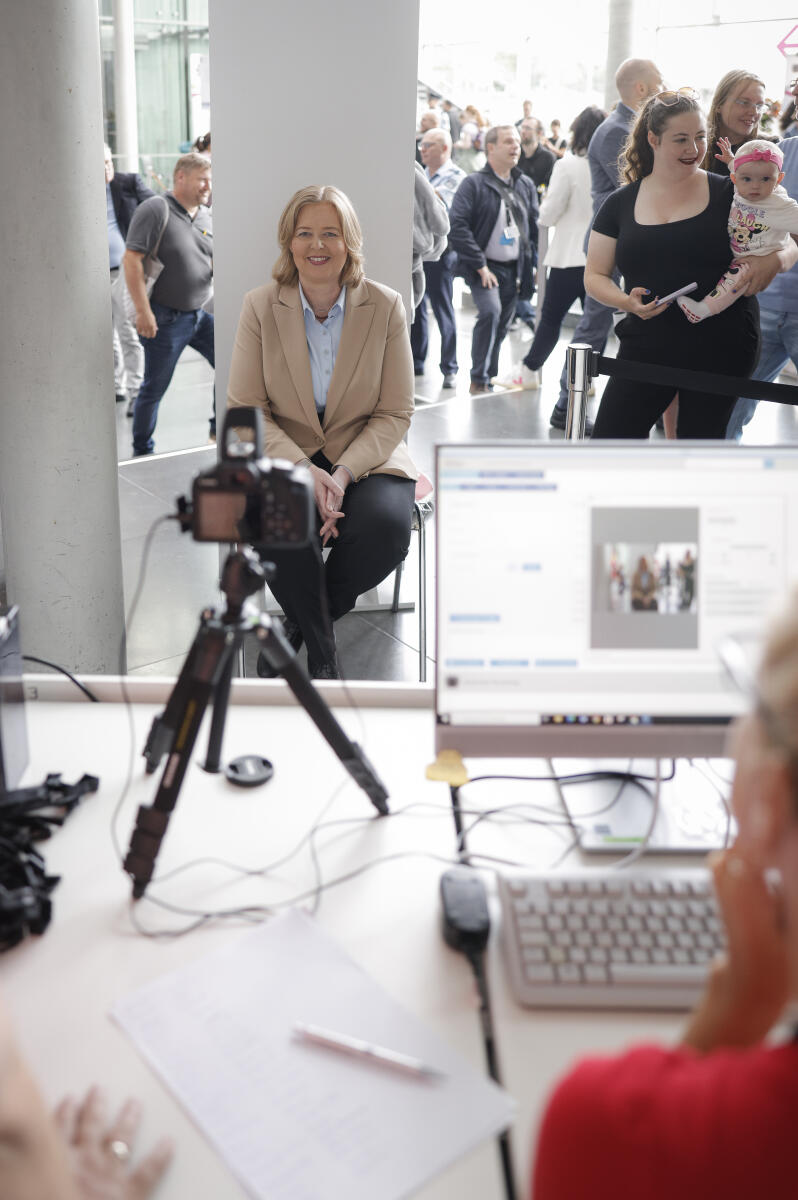 Präsidentin des Deutschen Bundestages, Bärbel Bas, SPD, MdB, besucht den Stand der zentralen Ausweisstelle am Tag der Ein- und Ausblicke des Deutschen Bundestages im Paul-Löbe-Haus. Es werden Fotoaufnahmen für einen "Geheimagentenausweis" erstellt. ; Bas, Bärbel Präsidentin des Deutschen Bundestages, Bärbel Bas, SPD, MdB, besucht den Stand der zentralen Ausweisstelle am Tag der Ein- und Ausblicke des Deutschen Bundestages im Paul-Löbe-Haus. Es werden Fotoaufnahmen für einen "Geheimagentenausweis" erstellt. ;